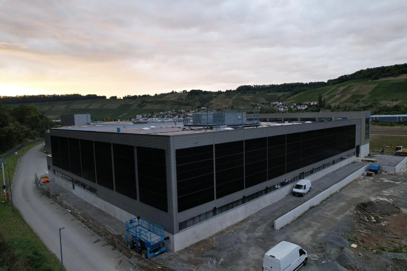 MO Energy Systems PV-Sheet Fassadenset, vertikaler Aufbau, Modul mit 30 mm Rahmen - Image 4